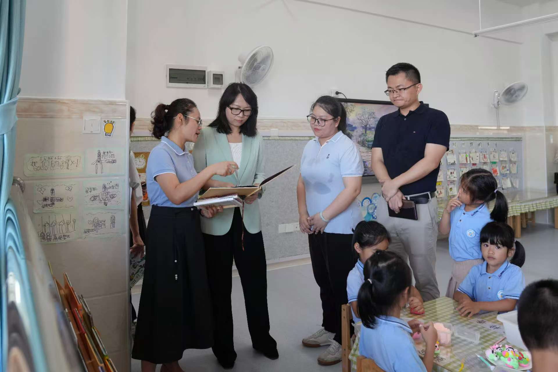 林莉深入学校调研深入贯彻中央八项规定精神学习教育开展情况并开展“六一”儿童节走访慰问