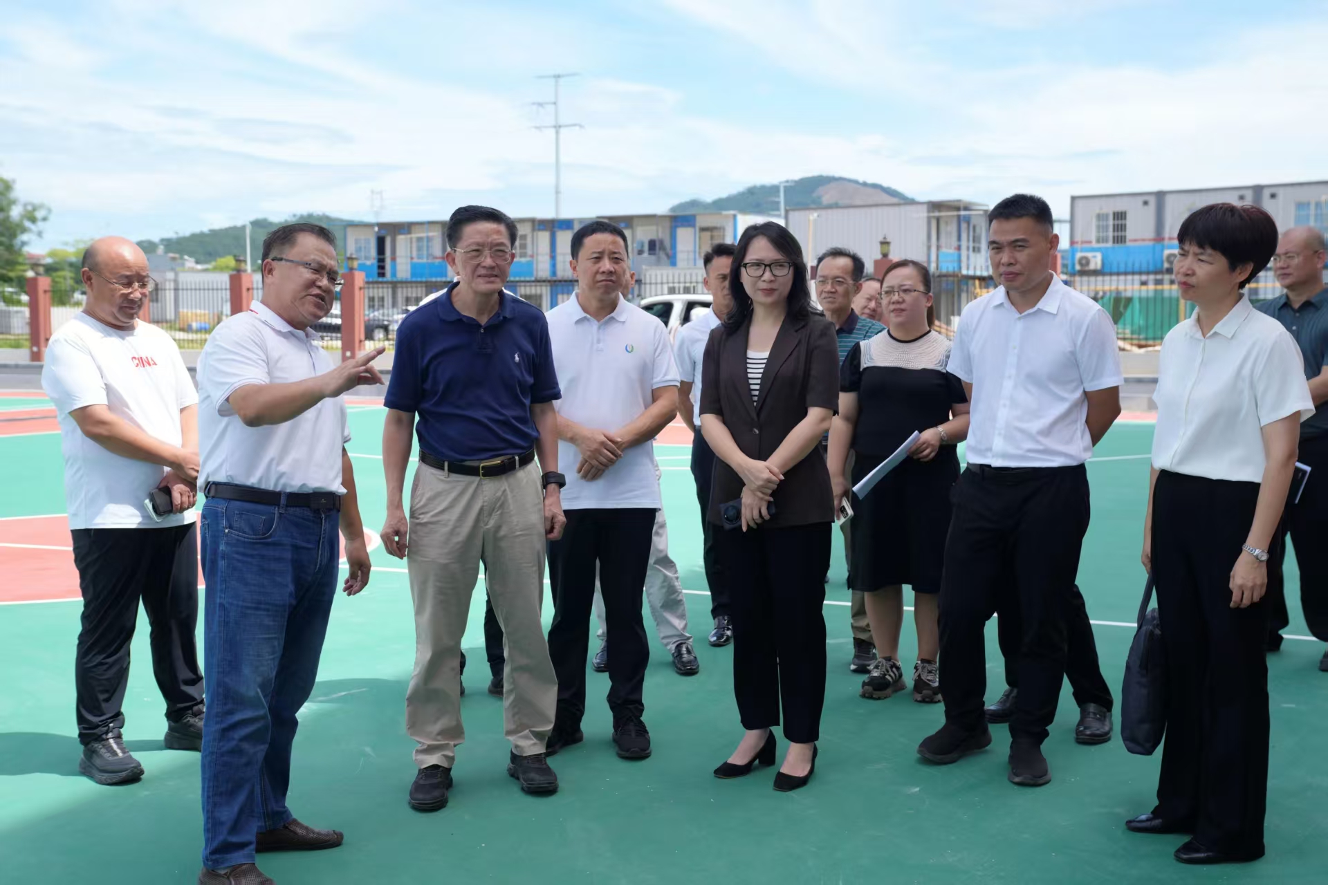 县人大常委会组织我县选举的省第七届人大代表开展专题调研